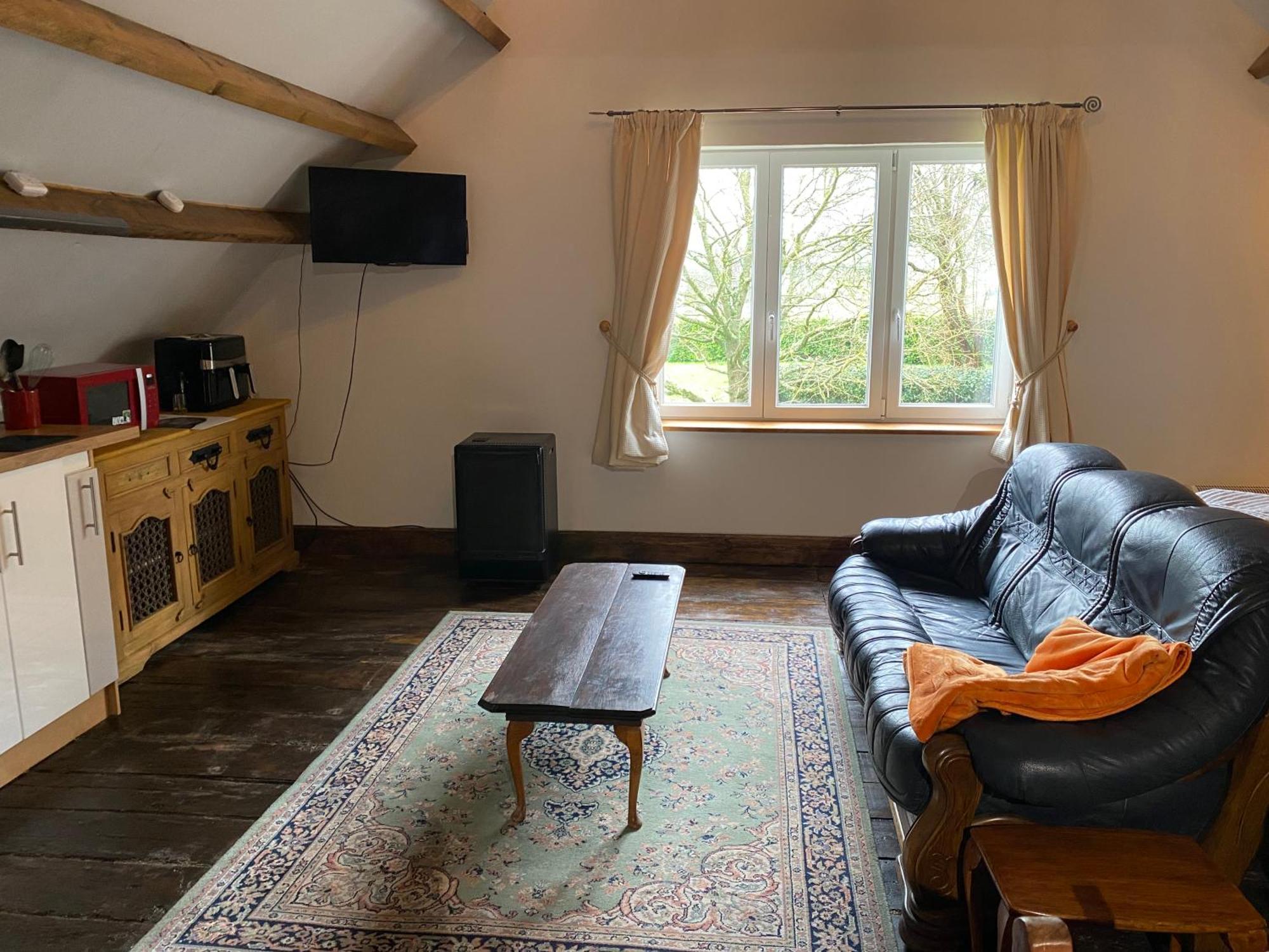 Spacious, Rustic Studio Space For 2 Persons Saint-Cyr-du-Bailleul Exterior foto